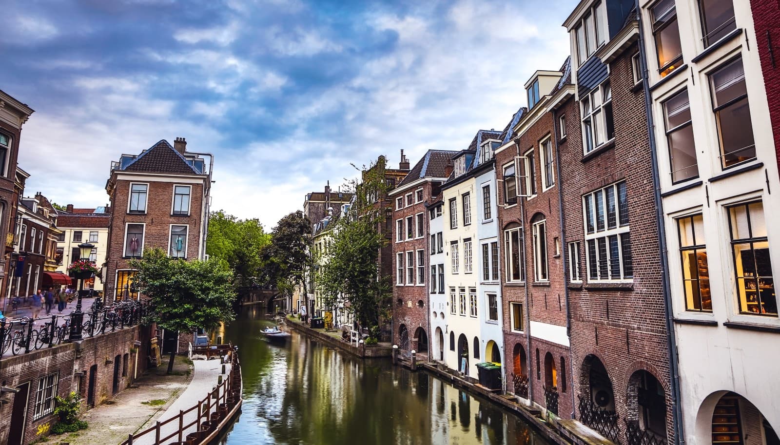 Zicht op een gracht in de historische binnenstad van Utrecht.